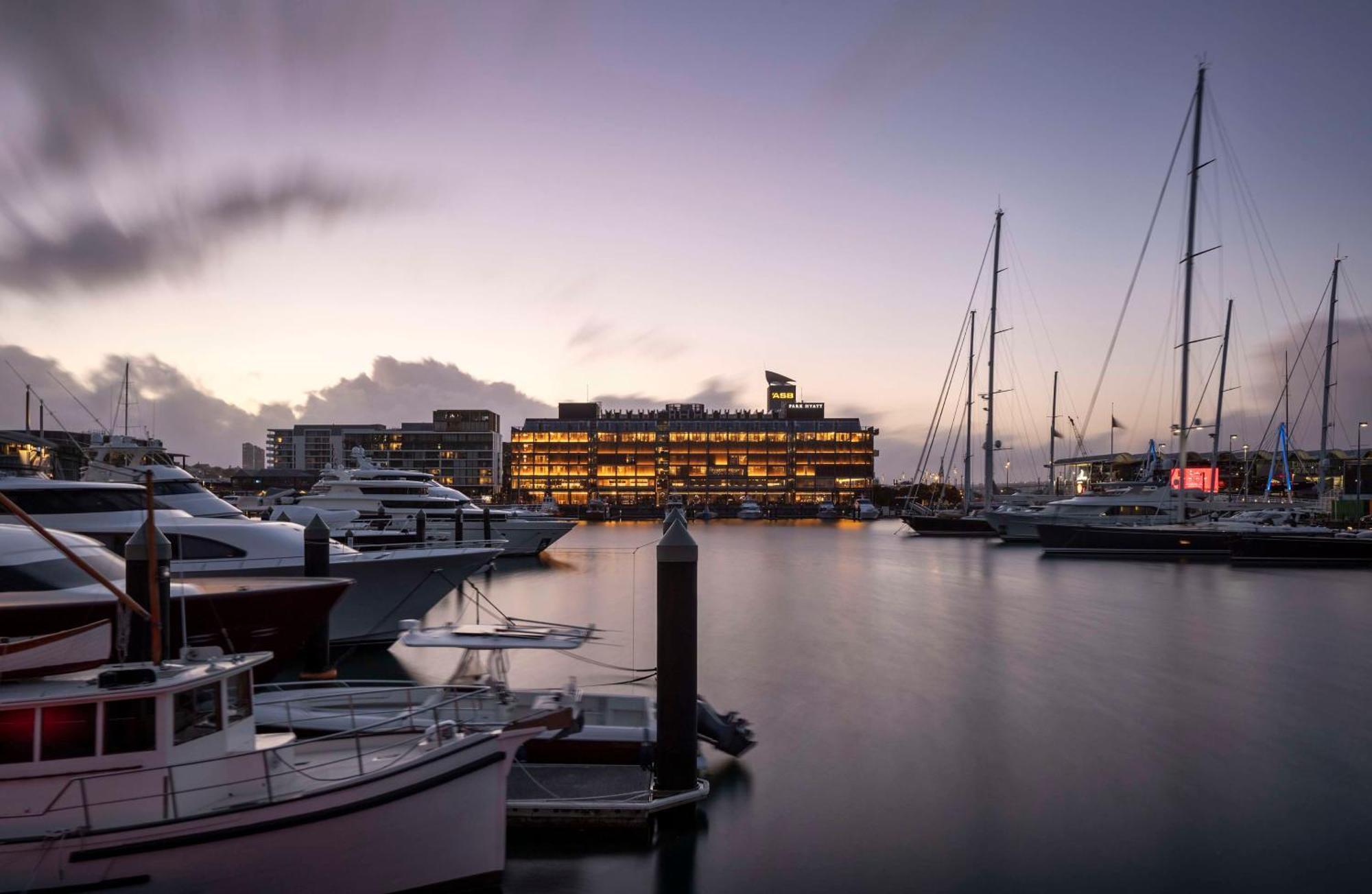 Park Hyatt Auckland Hotel Exterior foto The hotel at dusk