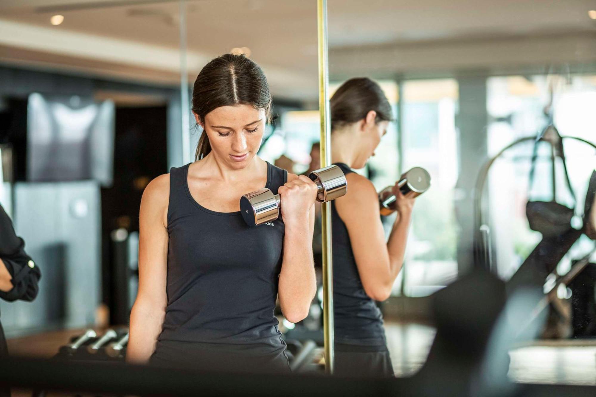 Park Hyatt Auckland Hotel Exterior foto A woman lifting weights