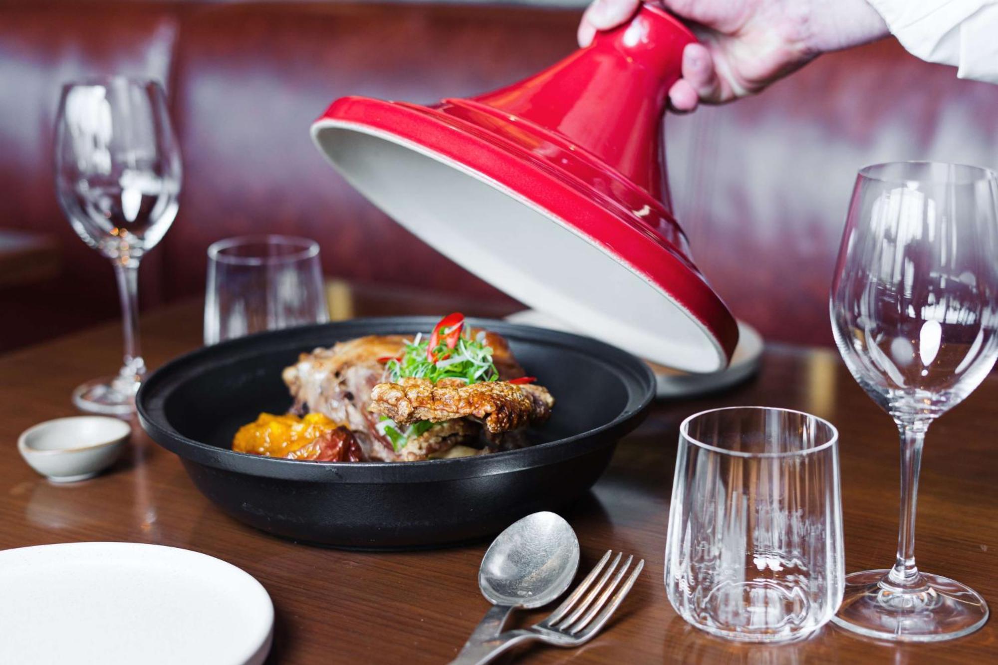 Park Hyatt Auckland Hotel Exterior foto A tagine being served